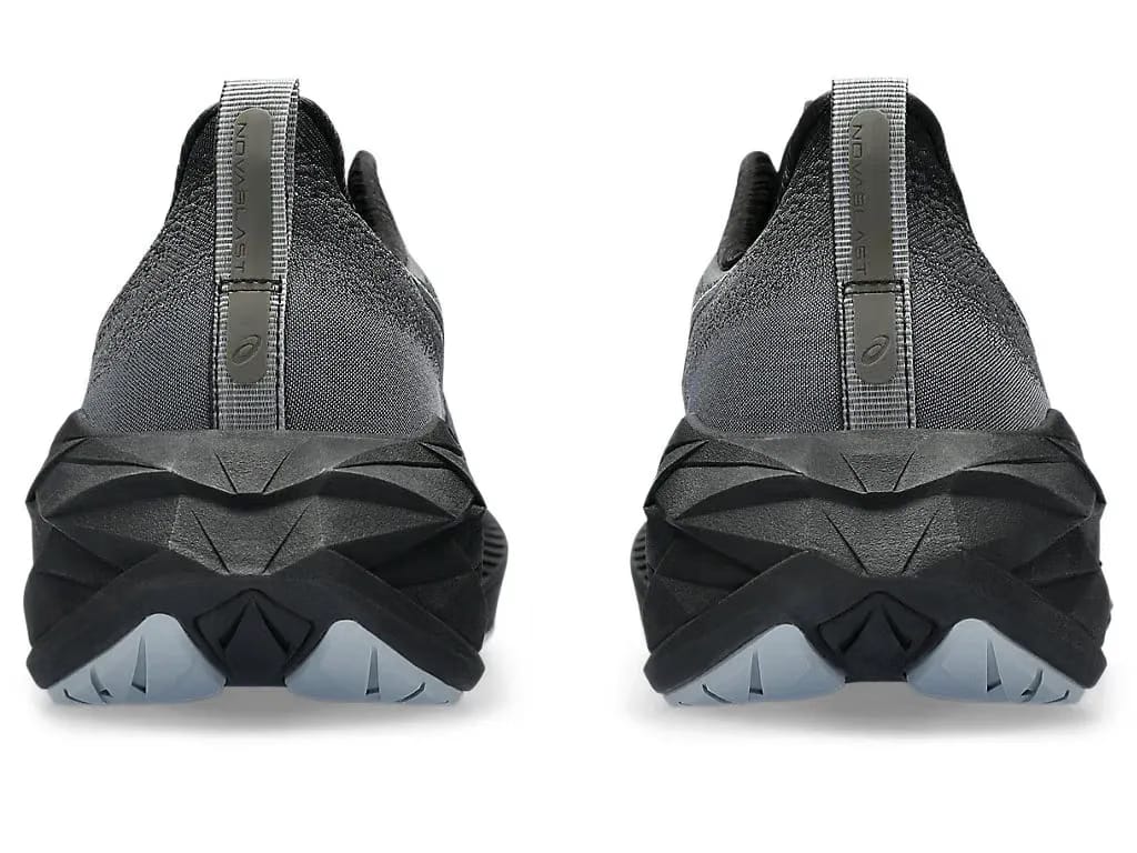 Asics Novablast 4 Black/Graphite Grey