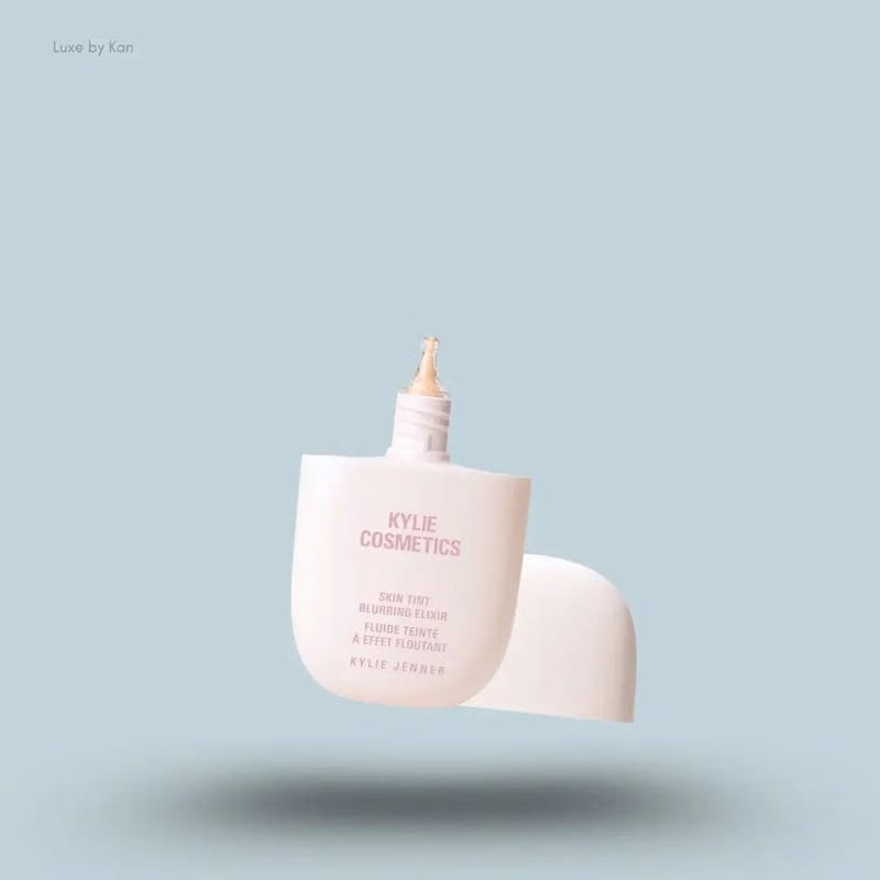 KYLIE BY KYLIE JENNER
SKIN TINT BLURRING ELIXIR FOUNDATION 30ML
