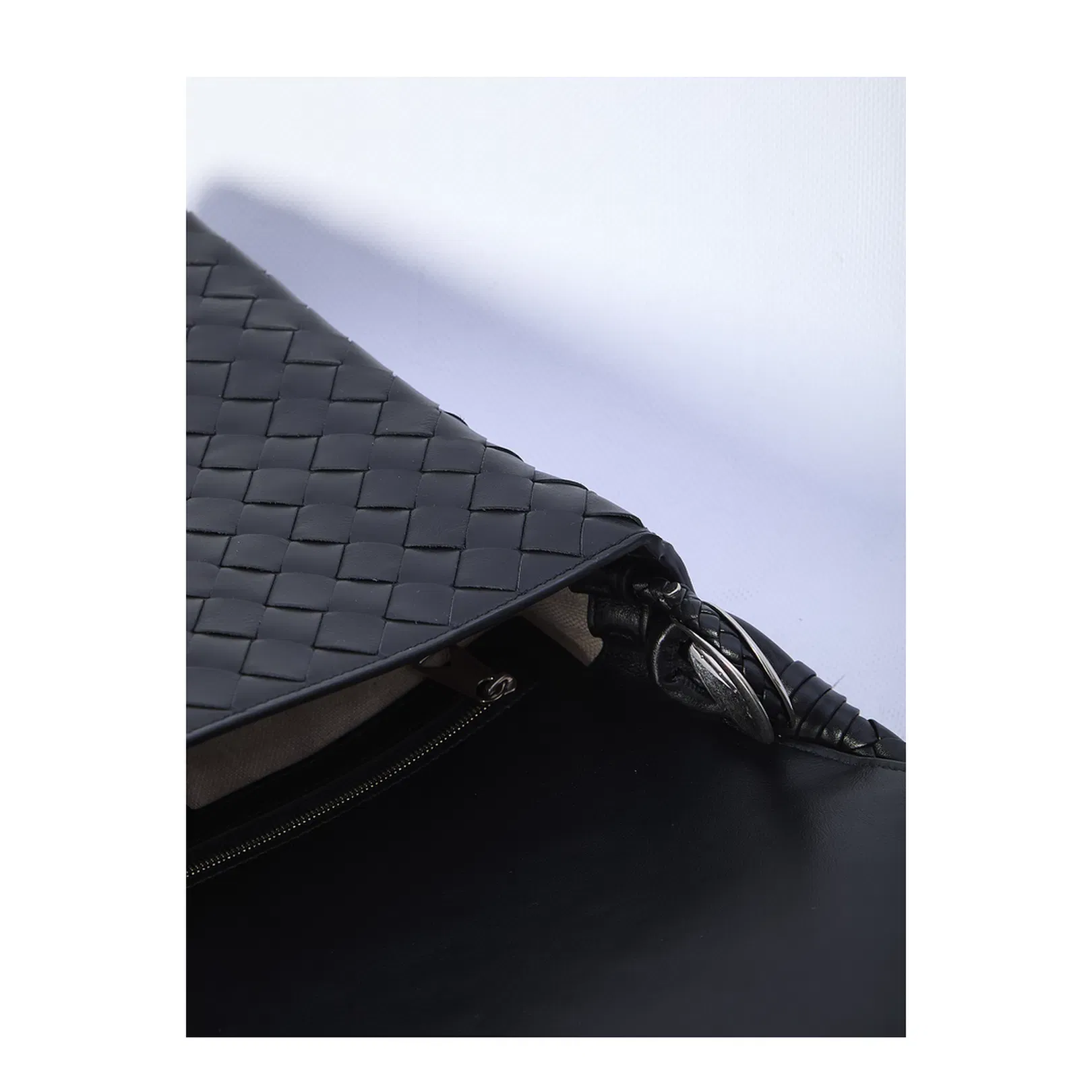 Swing Medium Leather Shoulder Bags - Black