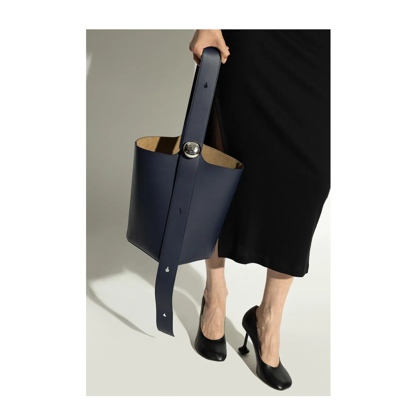 Pebble Medium Leather Bucket Bag - Blue