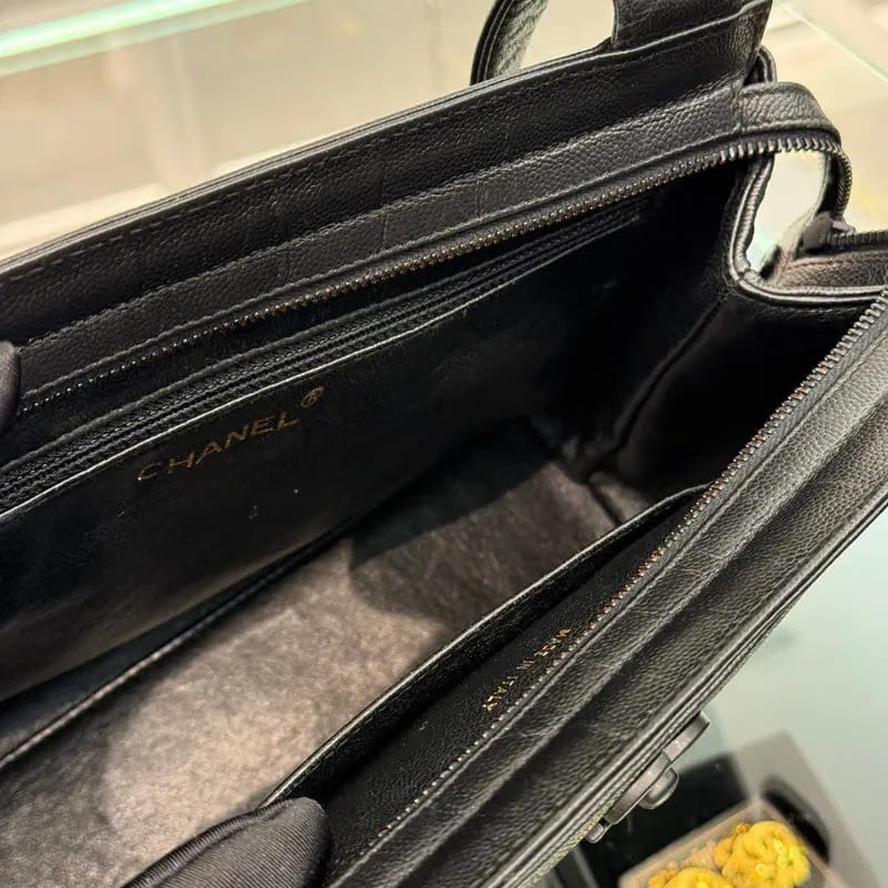 RC424 - CHANEL Vintage Black Caviar Leather Shoulder Bag
