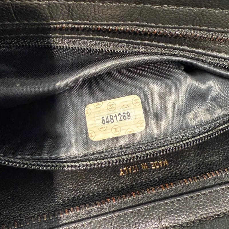 RC424 - CHANEL Vintage Black Caviar Leather Shoulder Bag