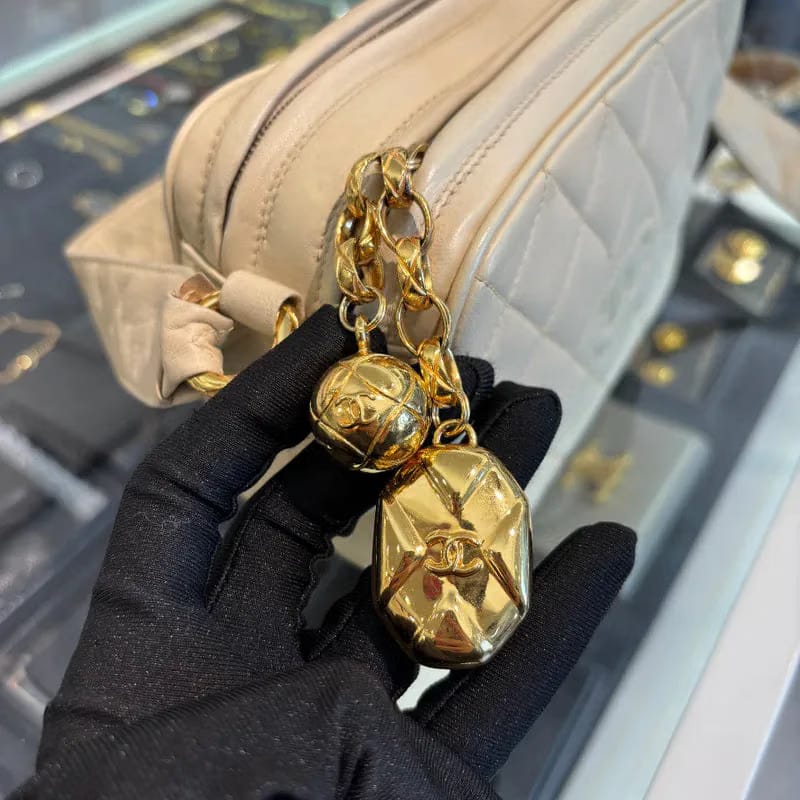 RB289 - CHANEL Vintage Beige Lambskin Camera Bag