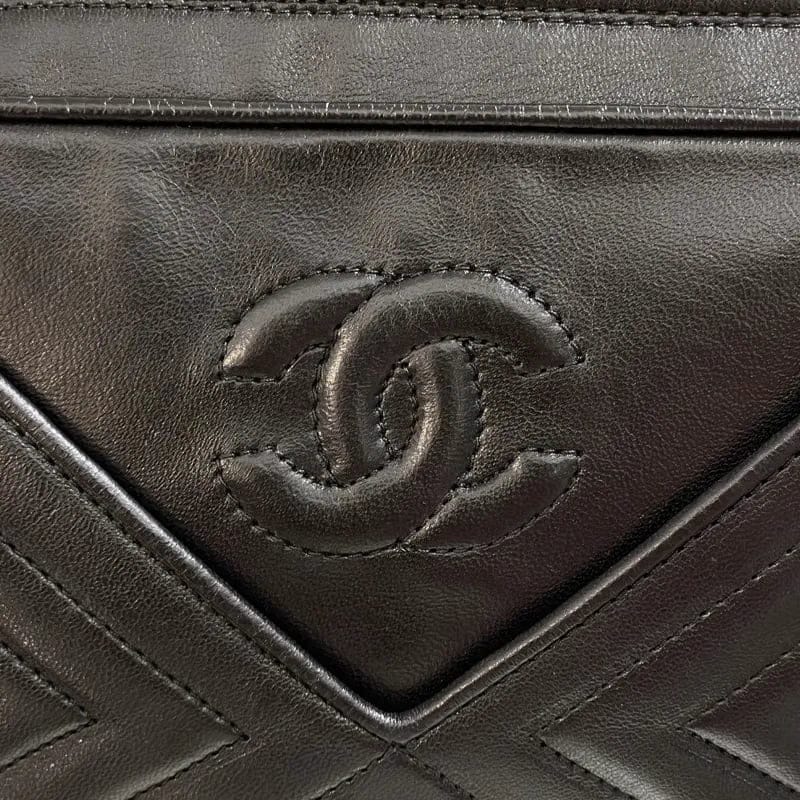 JW596 - CHANEL Vintage Black Lambskin Chevron Camera Bag