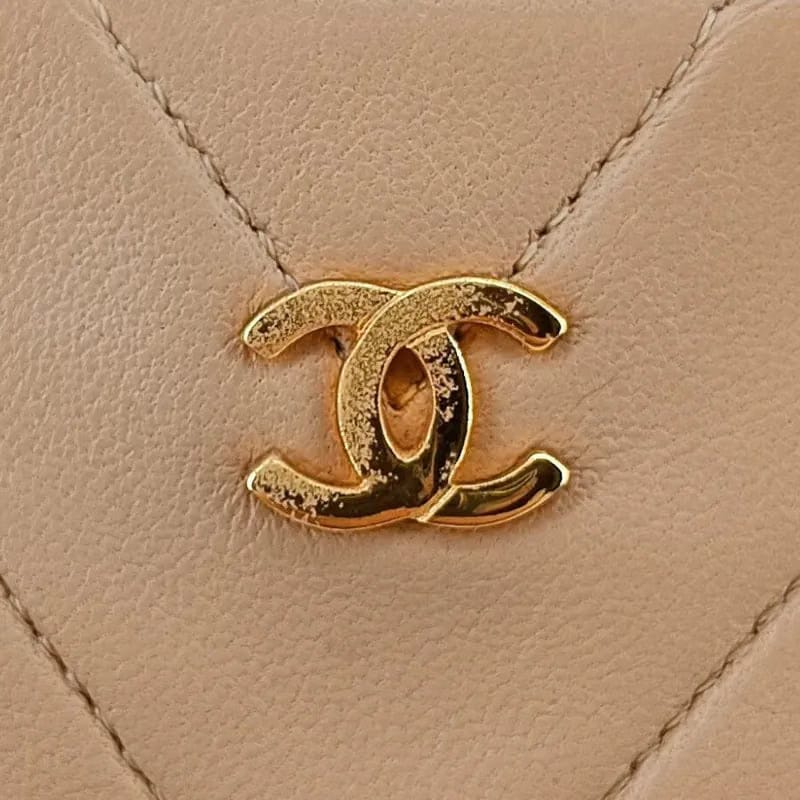 RB447 - CHANEL Vintage Beige Lambskin Chevron Handbag
