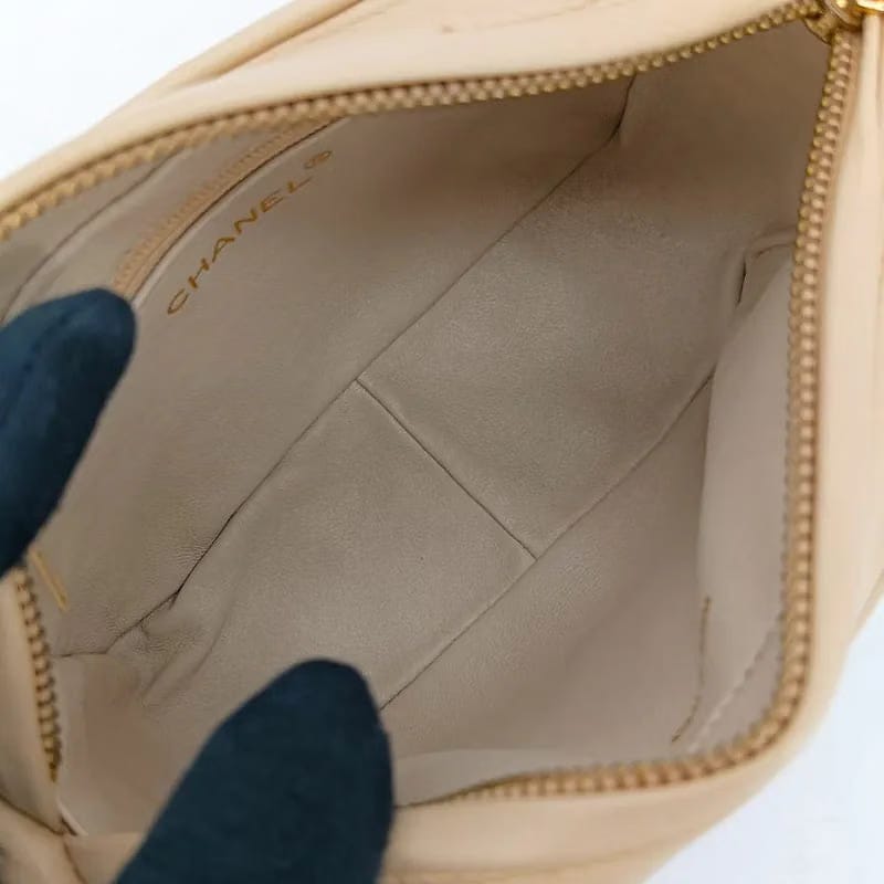RA862 - CHANEL Vintage Beige Lambskin Tassel Camera Bag