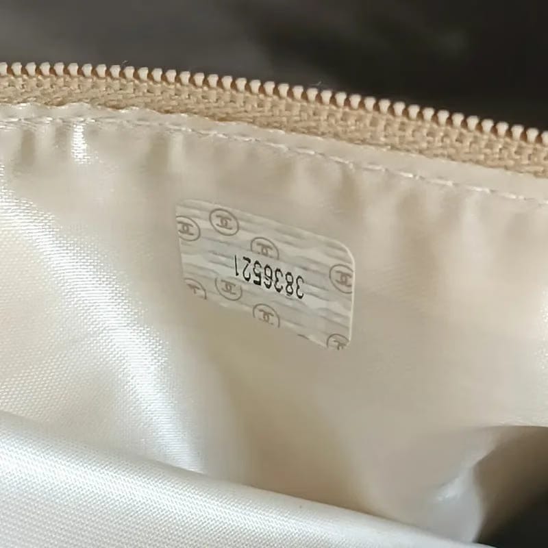 JS705 - CHANEL Vintage Beige Caviar Leather Quilted Camera Bag