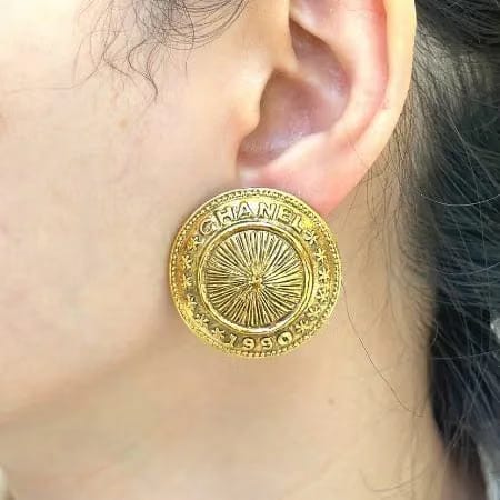 JM891 - CHANEL Vintage Gold Plated Clip-On Earrings