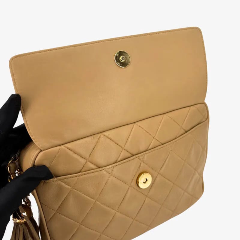 RE650 - CHANEL Vintage Beige Lambskin Tassel Camera Bag