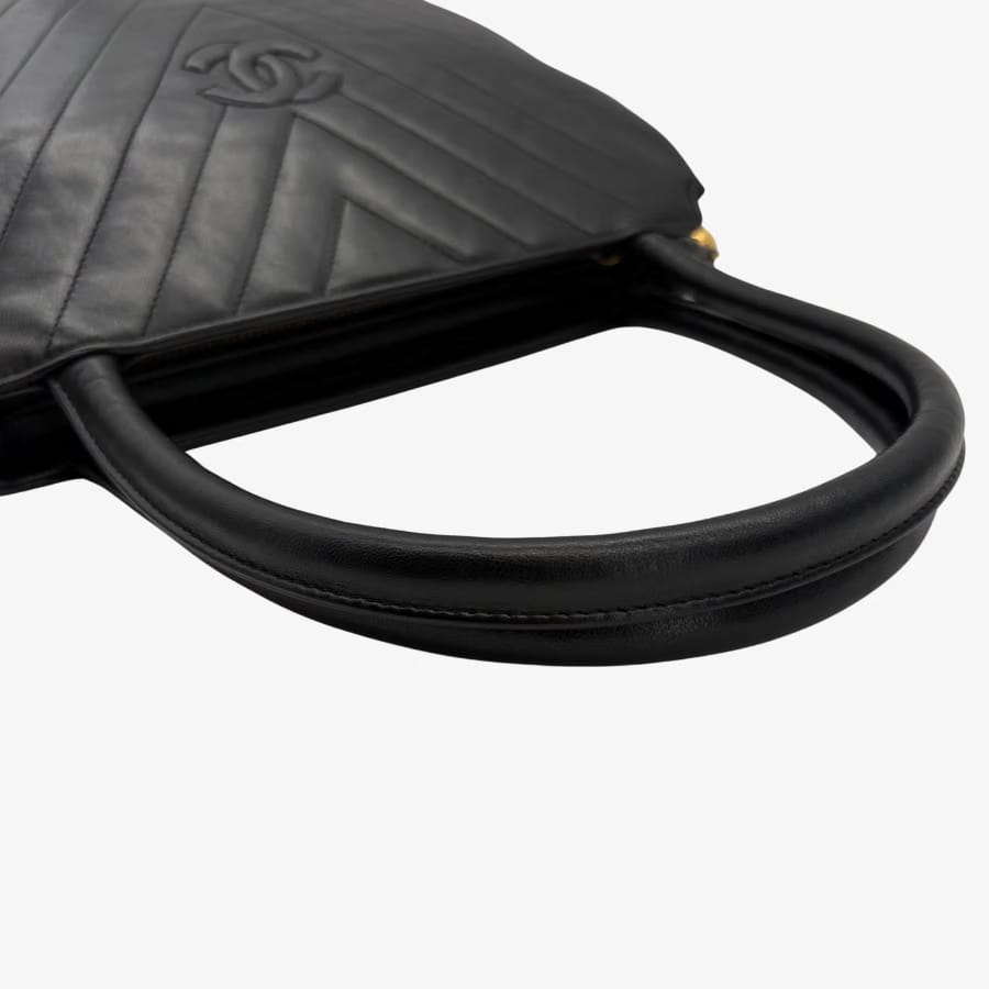 RG432 - CHANEL Vintage Black Lambskin Chevron Handbag