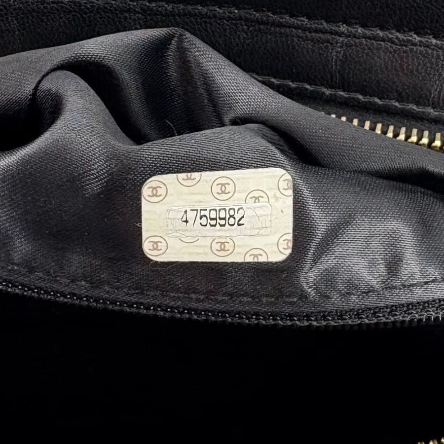 RG368 - CHANEL Vintage Black Lambskin Quilted Handbag