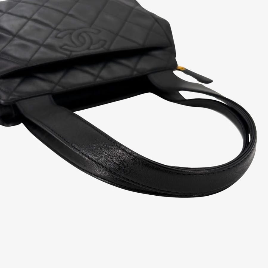 RG368 - CHANEL Vintage Black Lambskin Quilted Handbag