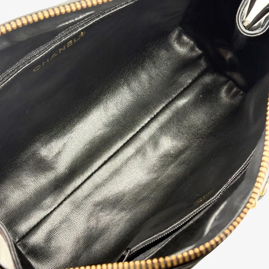 RE047 - CHANEL Vintage Black Lambskin Quilted Shoulder Bag