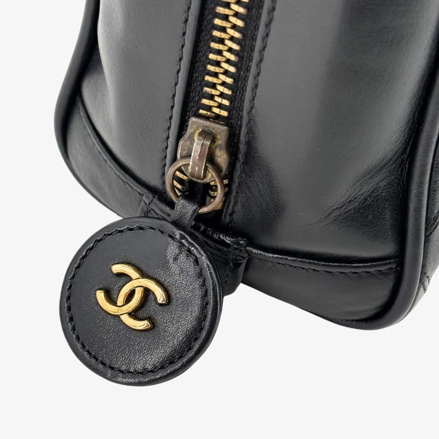 RE047 - CHANEL Vintage Black Lambskin Quilted Shoulder Bag