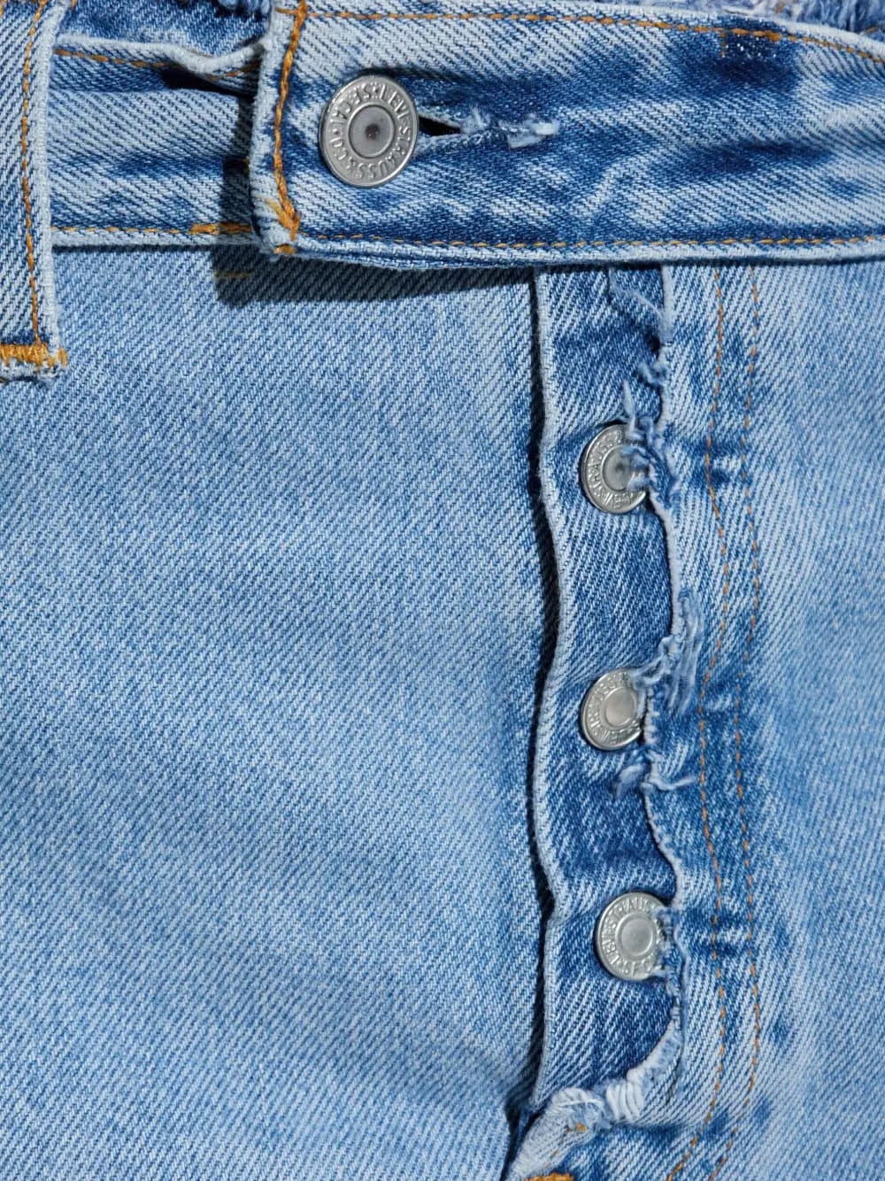 button-fastening frayed denim skirt