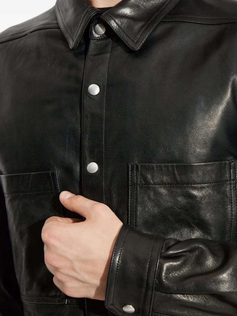 button-fastening flap-pocket shirt