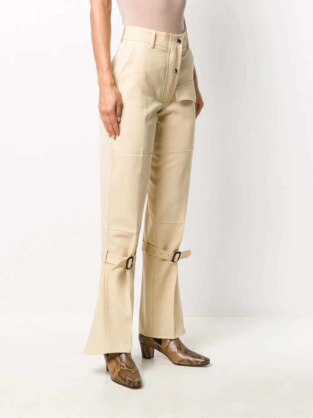 knee-strap flared trousers