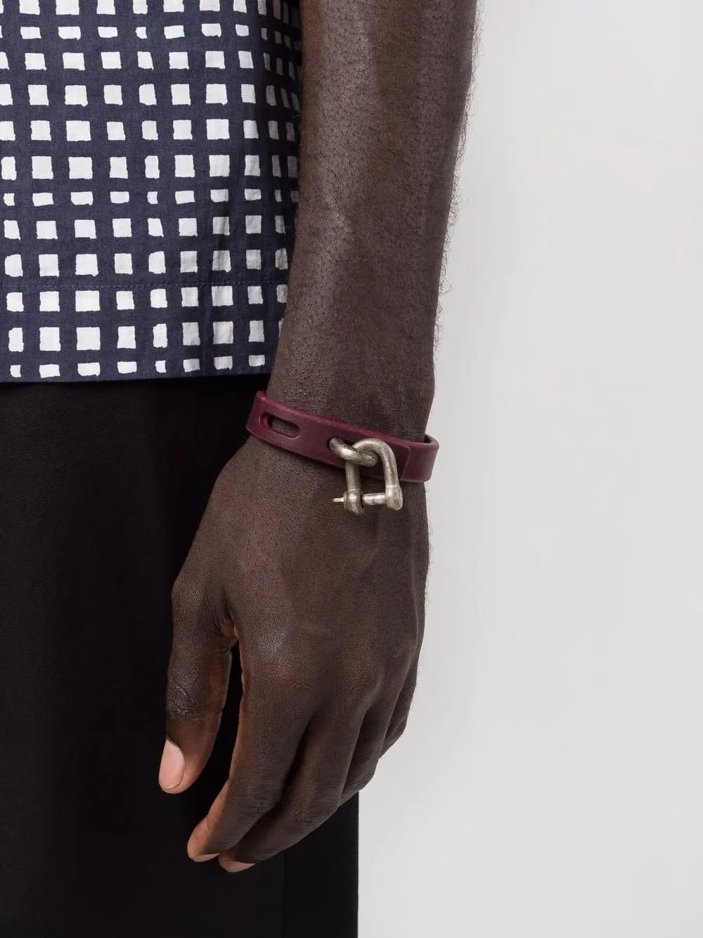 Restraint charm thin bracelet