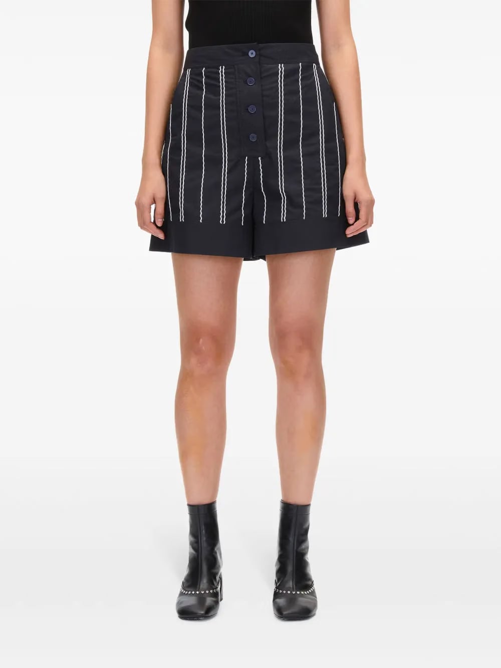 wave-stitching thigh-length shorts