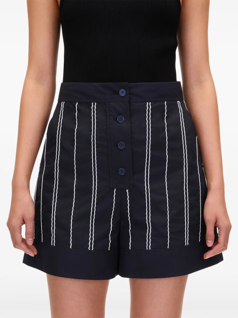 wave-stitching thigh-length shorts