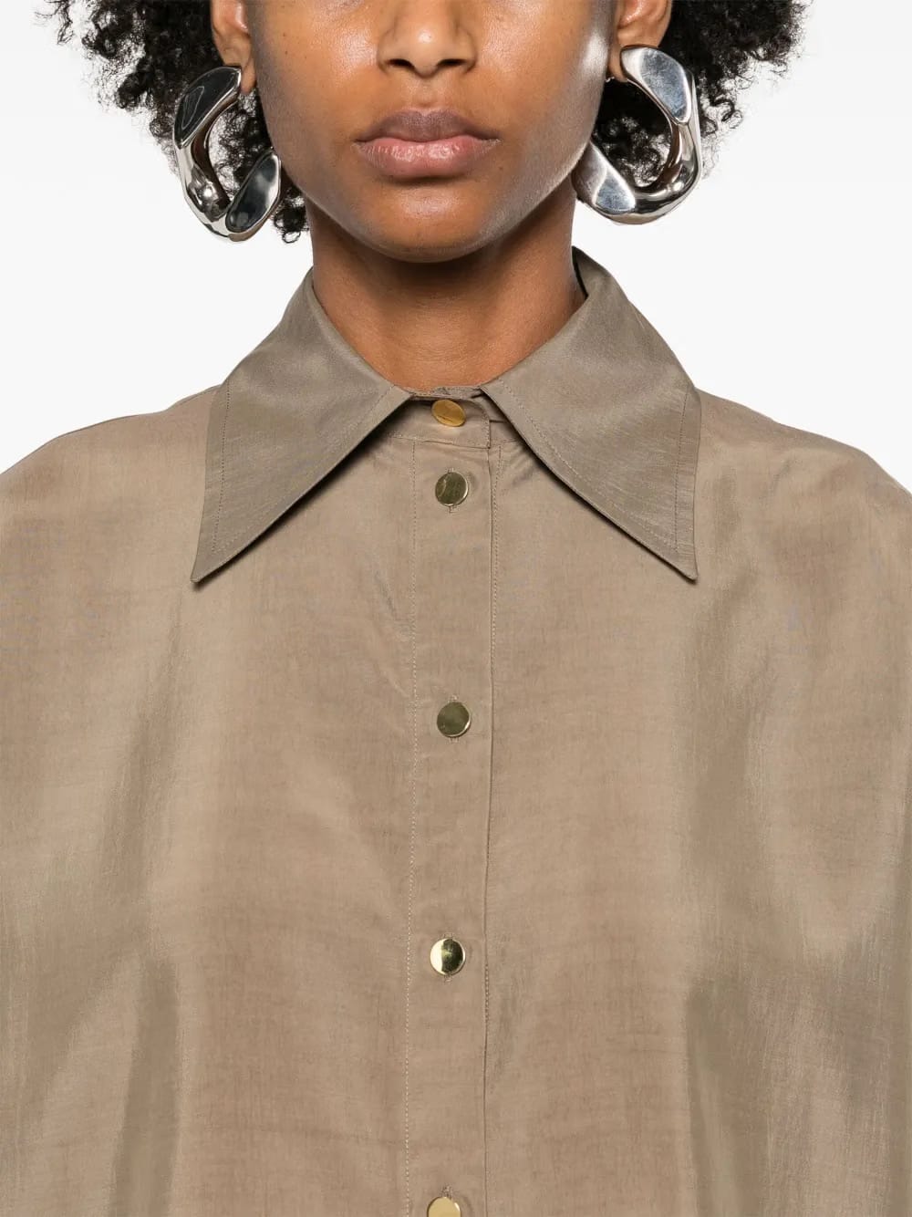 pointed-collar buttoned shirt