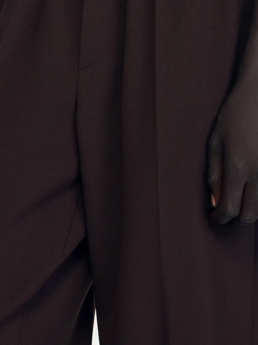 elastic-waist pleated trousers
