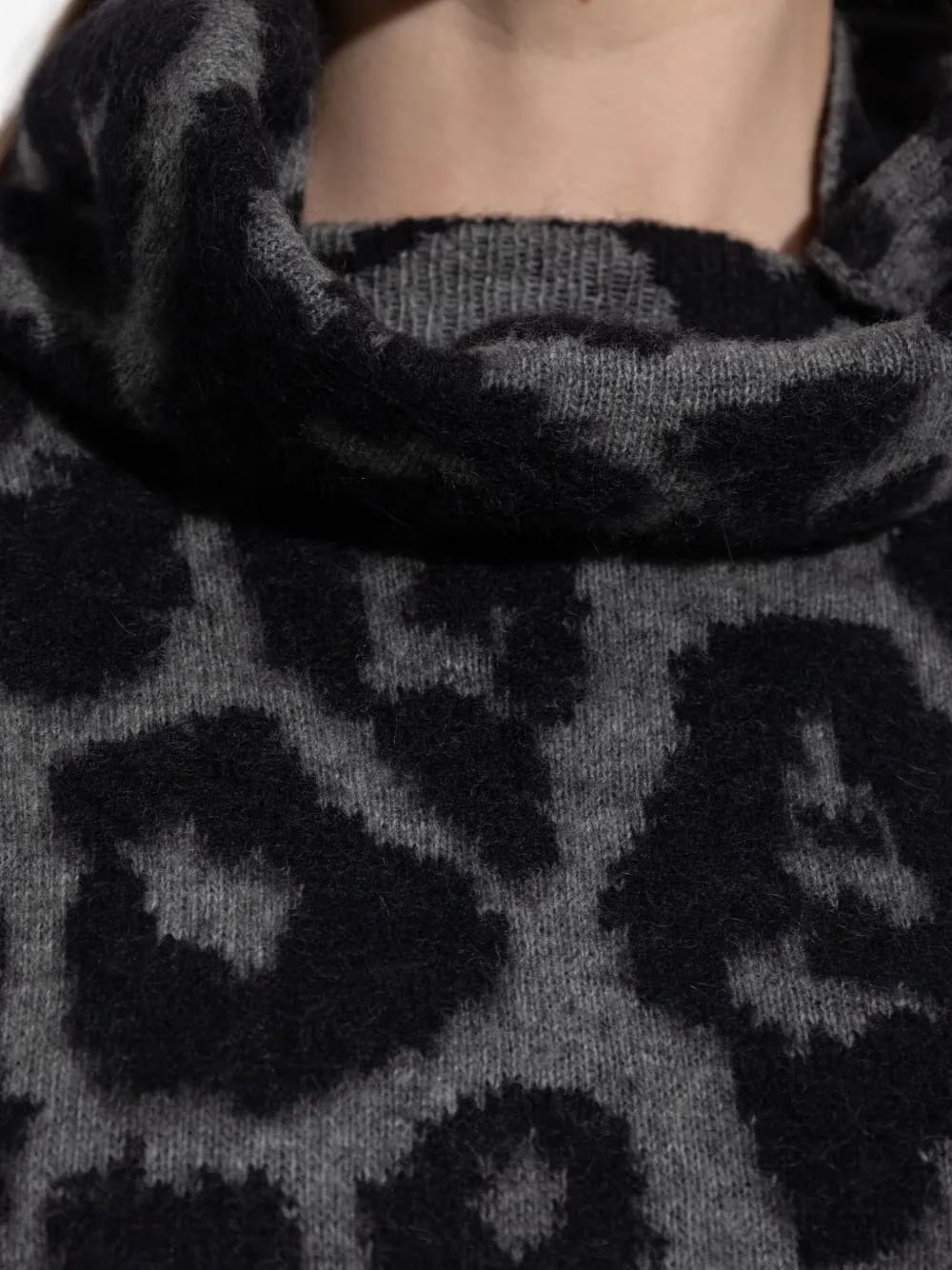 leopard-pattern roll-neck jumper