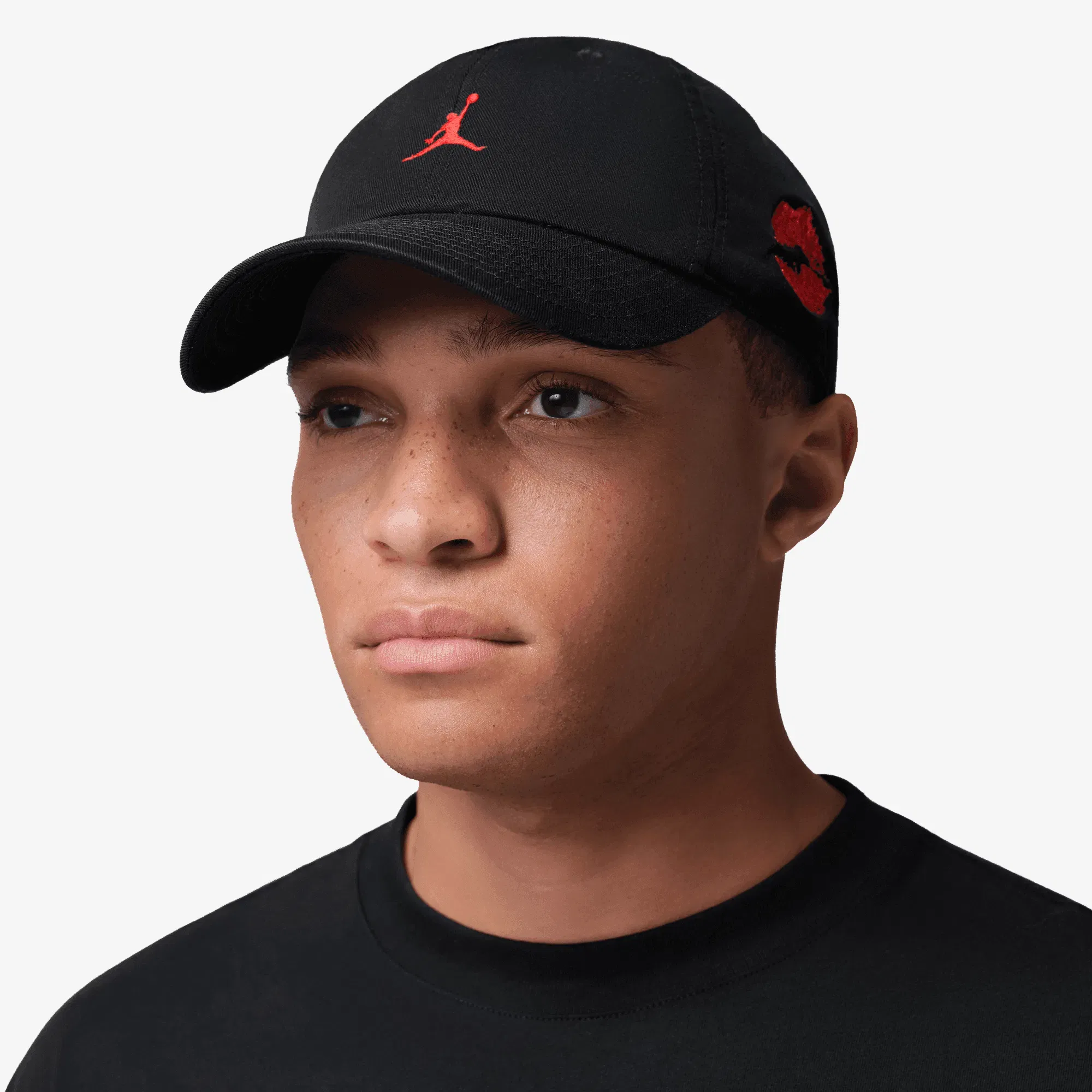 Jordan CLUB UNSTRUCTURED CAP { BLACK/ CHILE RED
