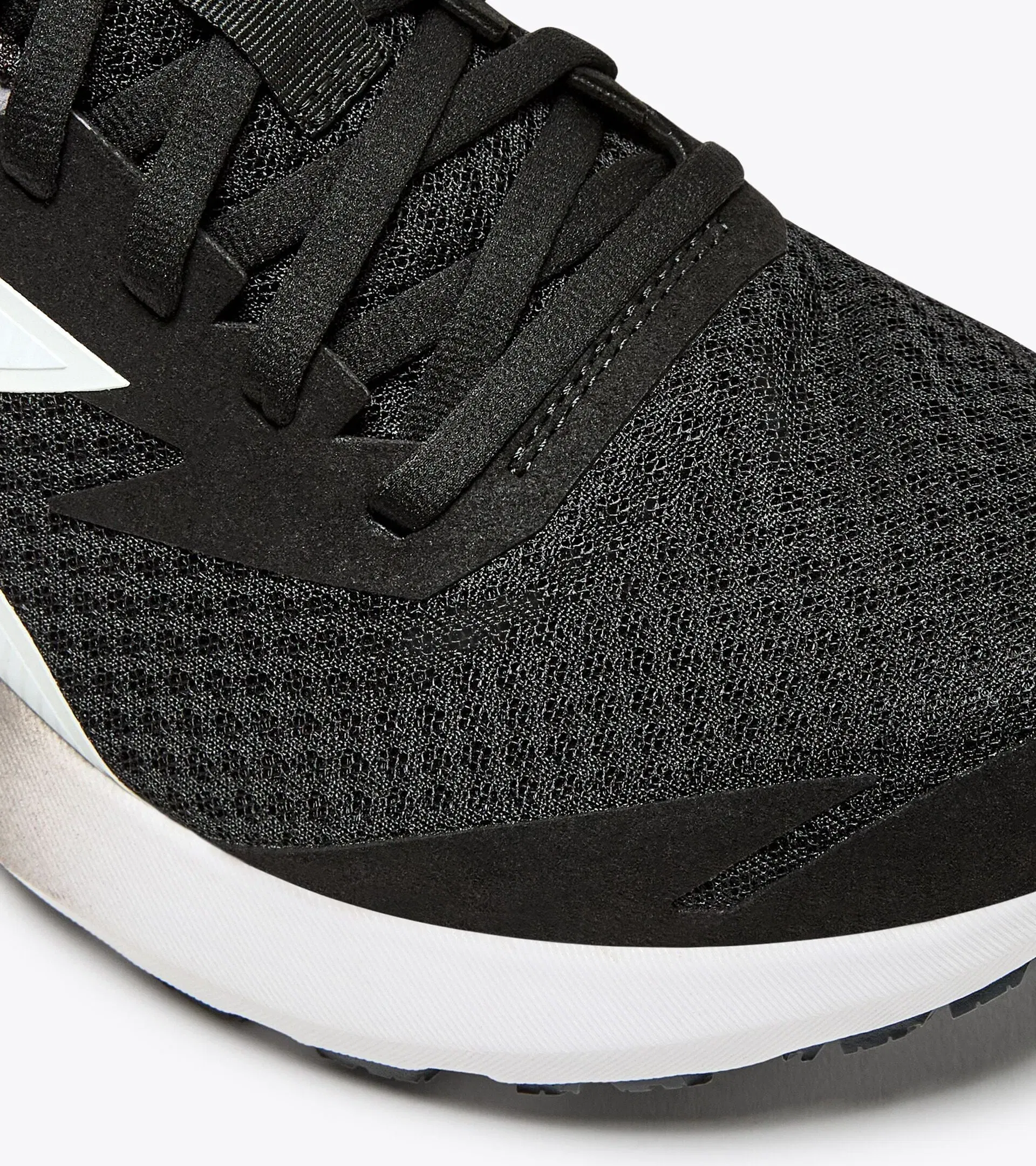Diadora Mythos Blushield Vigore 3 Black/White (C7406)