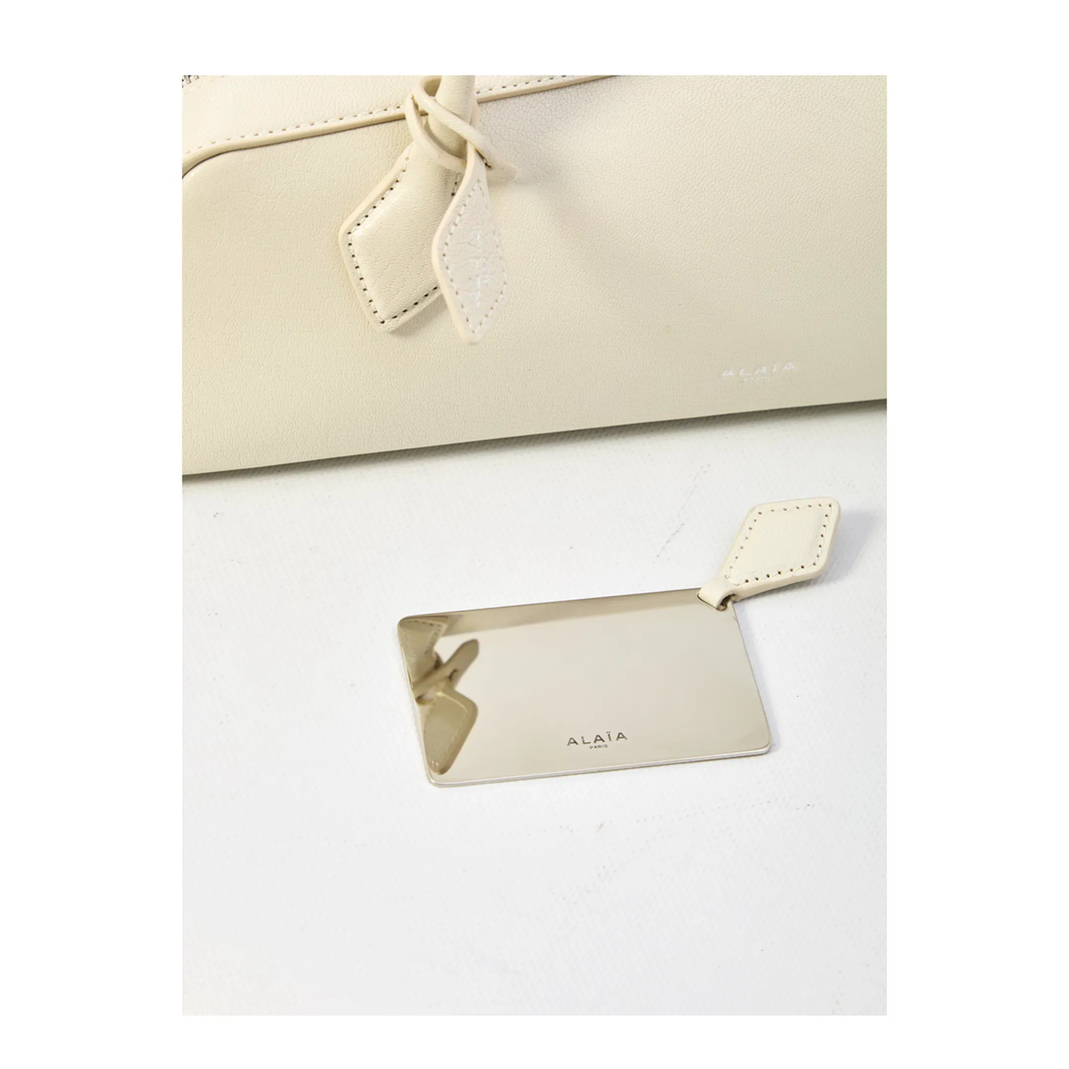 Le Teckel Medium Shiny Goatskin Shoulder Bag - Ivory (Off-white)