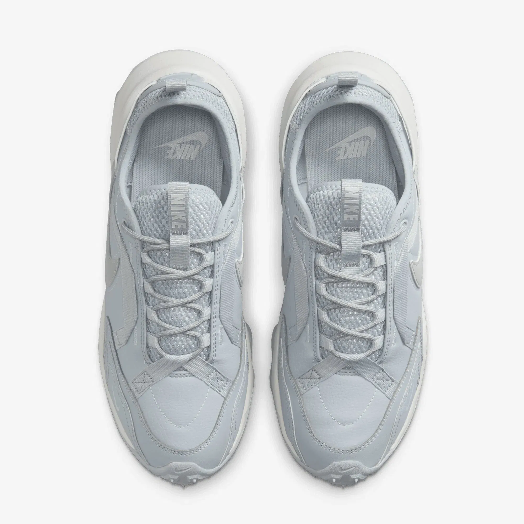 NIKE TC 7900 { WOLF GREY/MTLC PLATINUM-PHOTON DUST