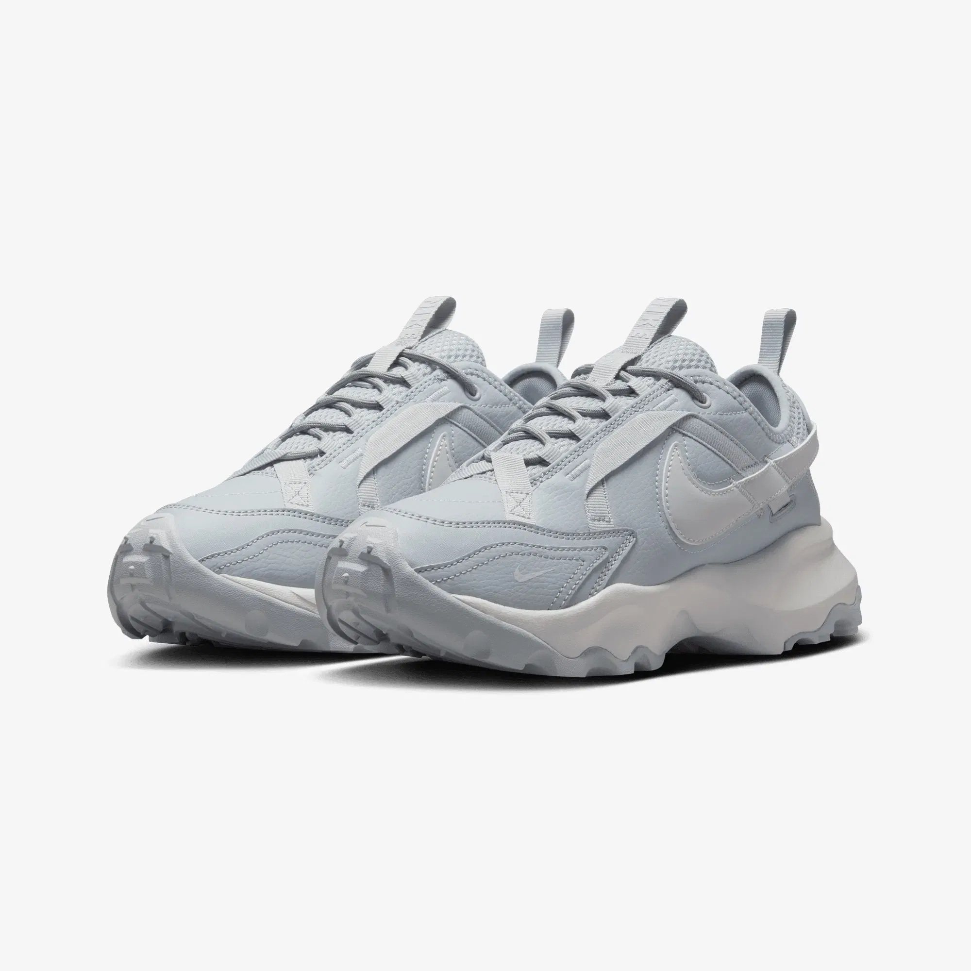 NIKE TC 7900 { WOLF GREY/MTLC PLATINUM-PHOTON DUST
