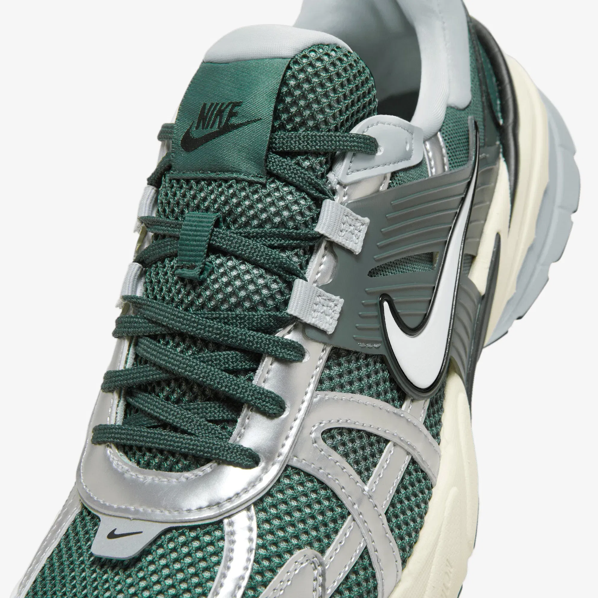 Nike V2K RUN { VINTAGE GREEN/VINTAGE GREEN