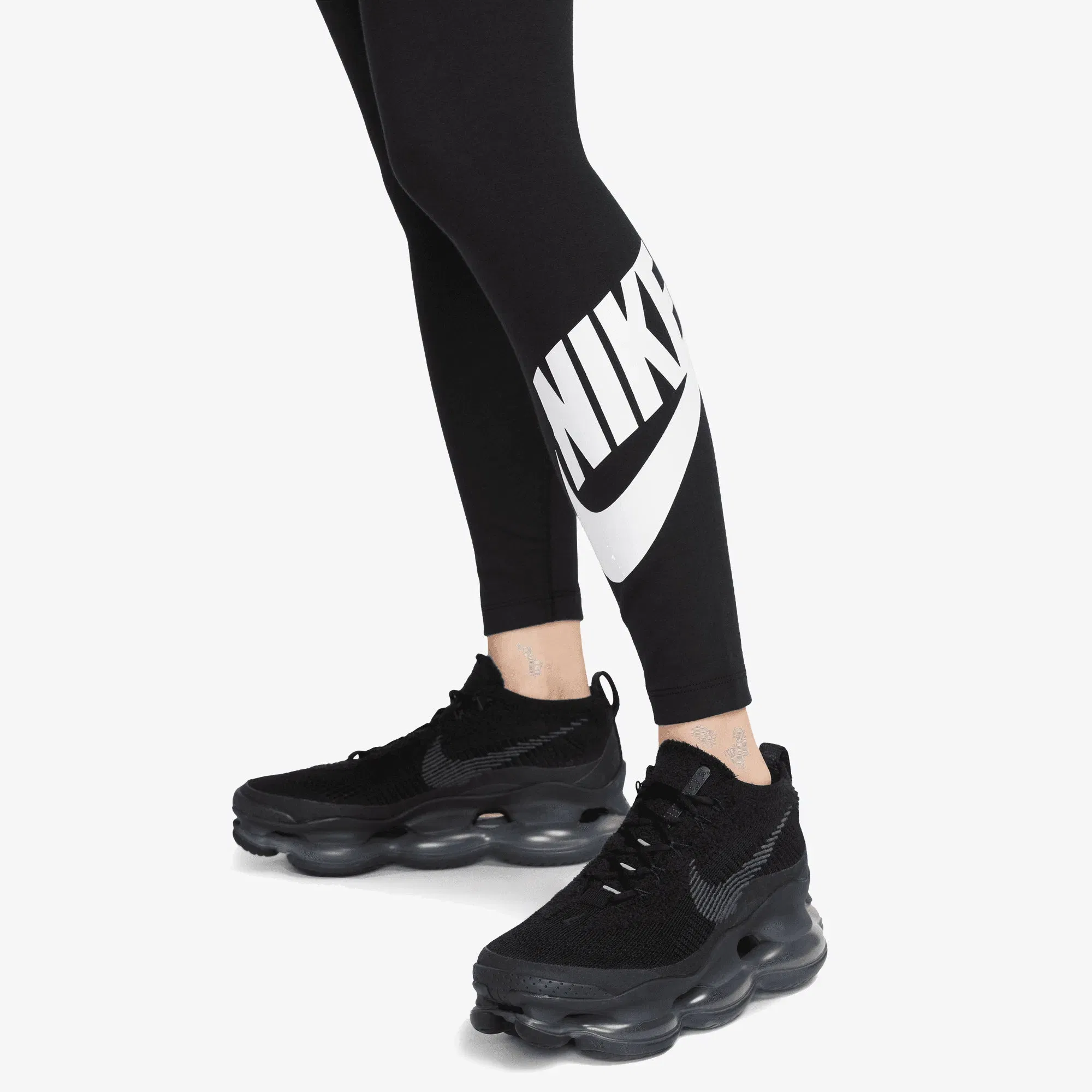 NIKE SPORTSWEAR CLASSICS { BLACK/WHITE