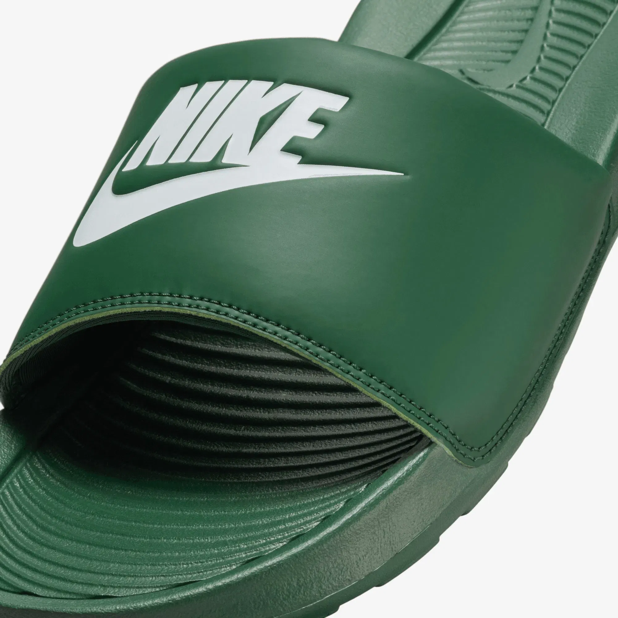 NIKE VICTORI ONE { FIR/WHITE-FIR