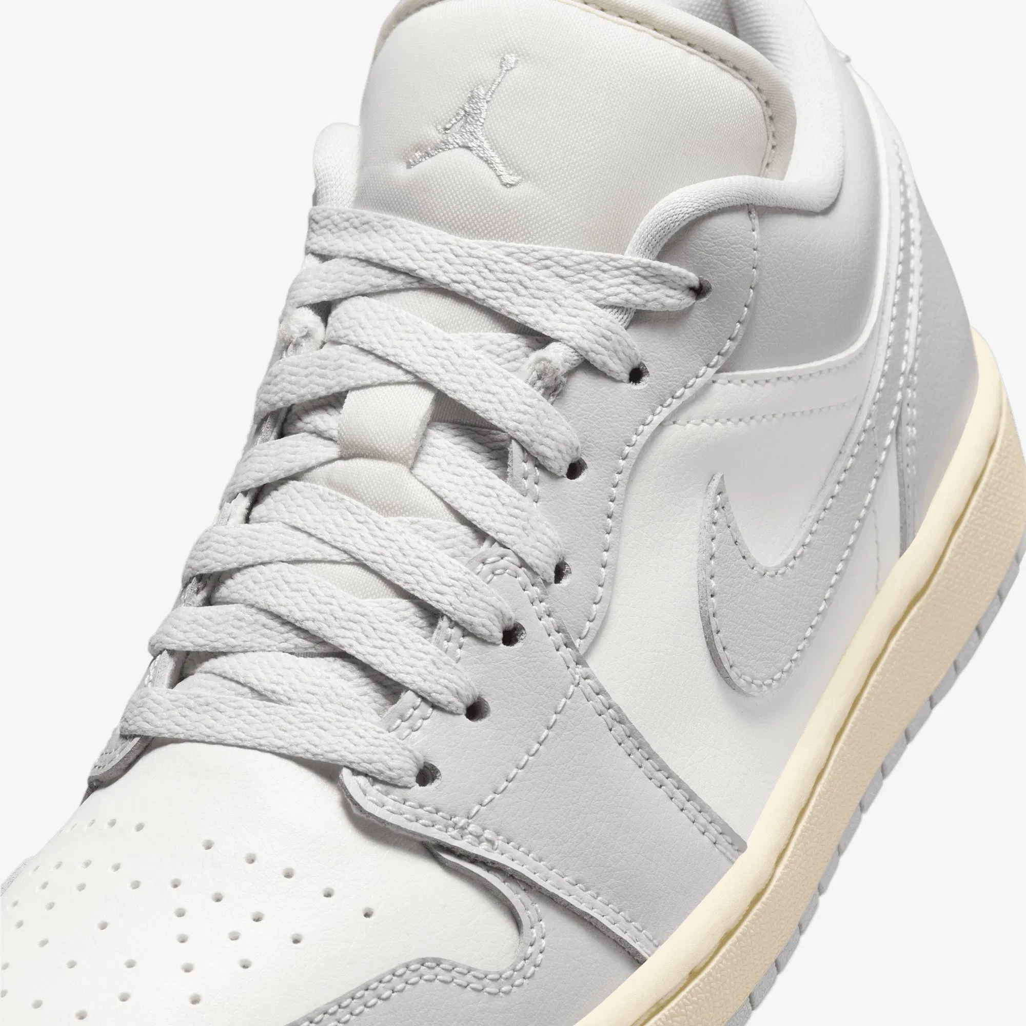 JORDAN AIR JORDAN 1 LOW { SAIL/NEUTRAL GREY-COCONUT MILK