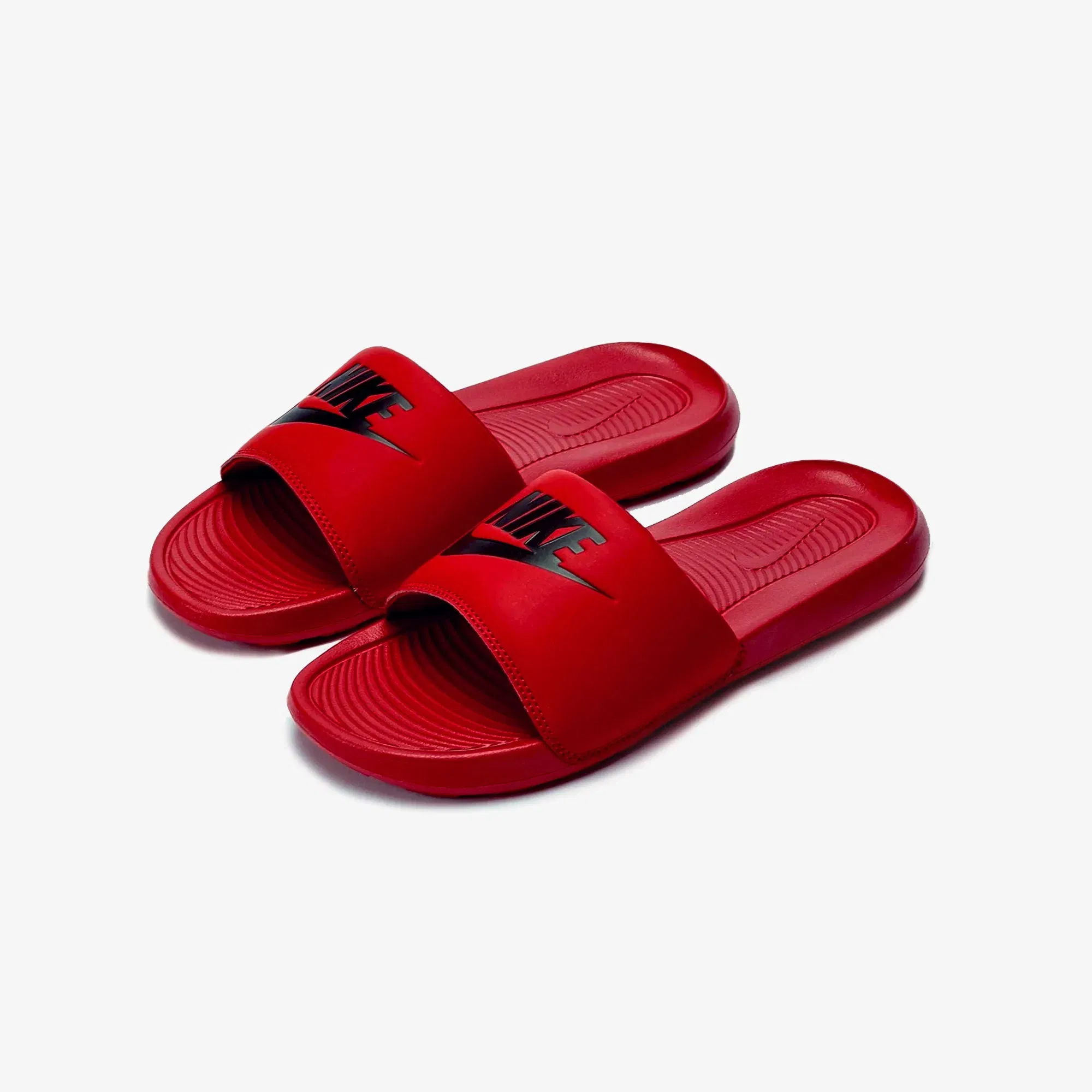 NIKE VICTORI ONE { UNIVERSITY RED/BLACK-UNIVERSITY RED