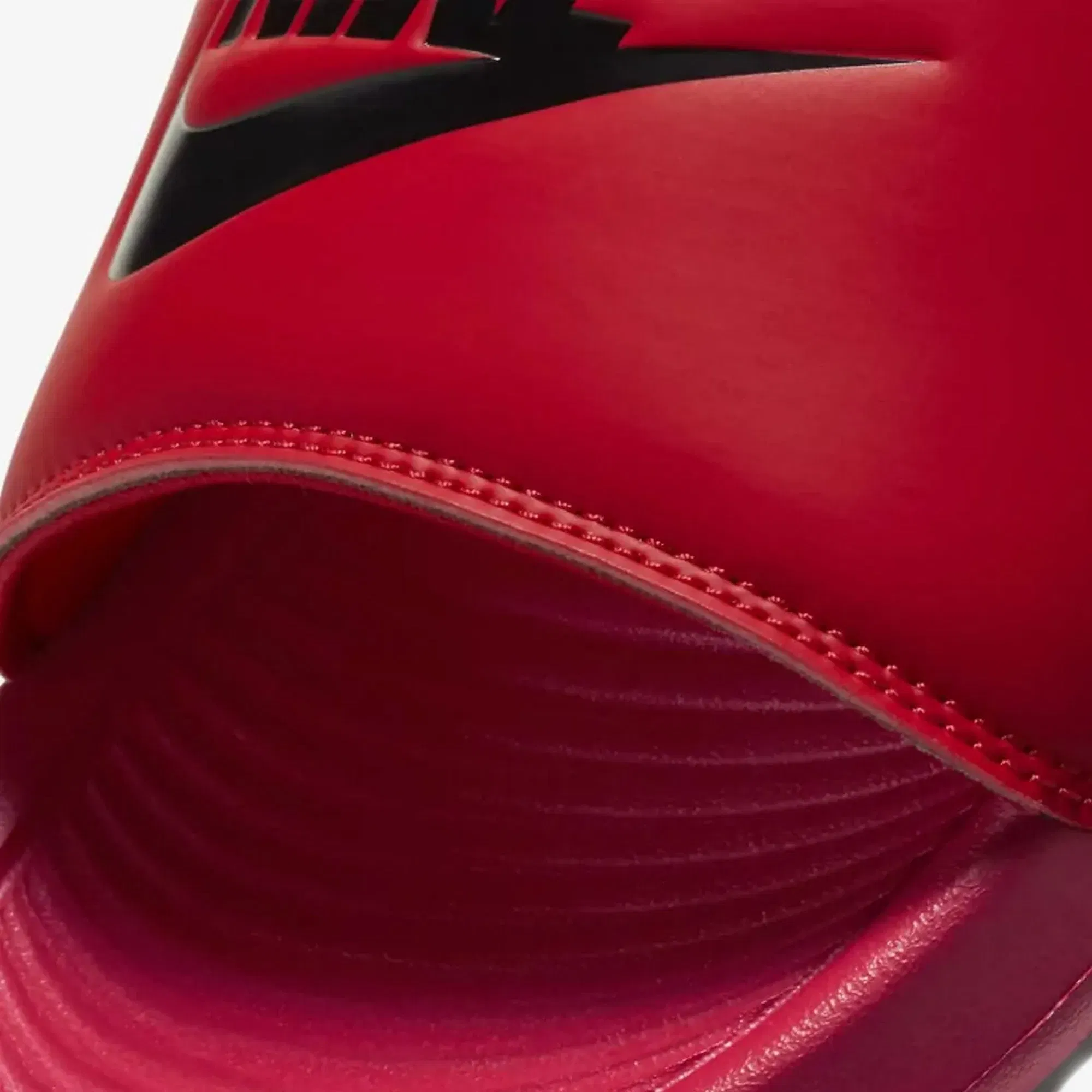 NIKE VICTORI ONE { UNIVERSITY RED/BLACK-UNIVERSITY RED
