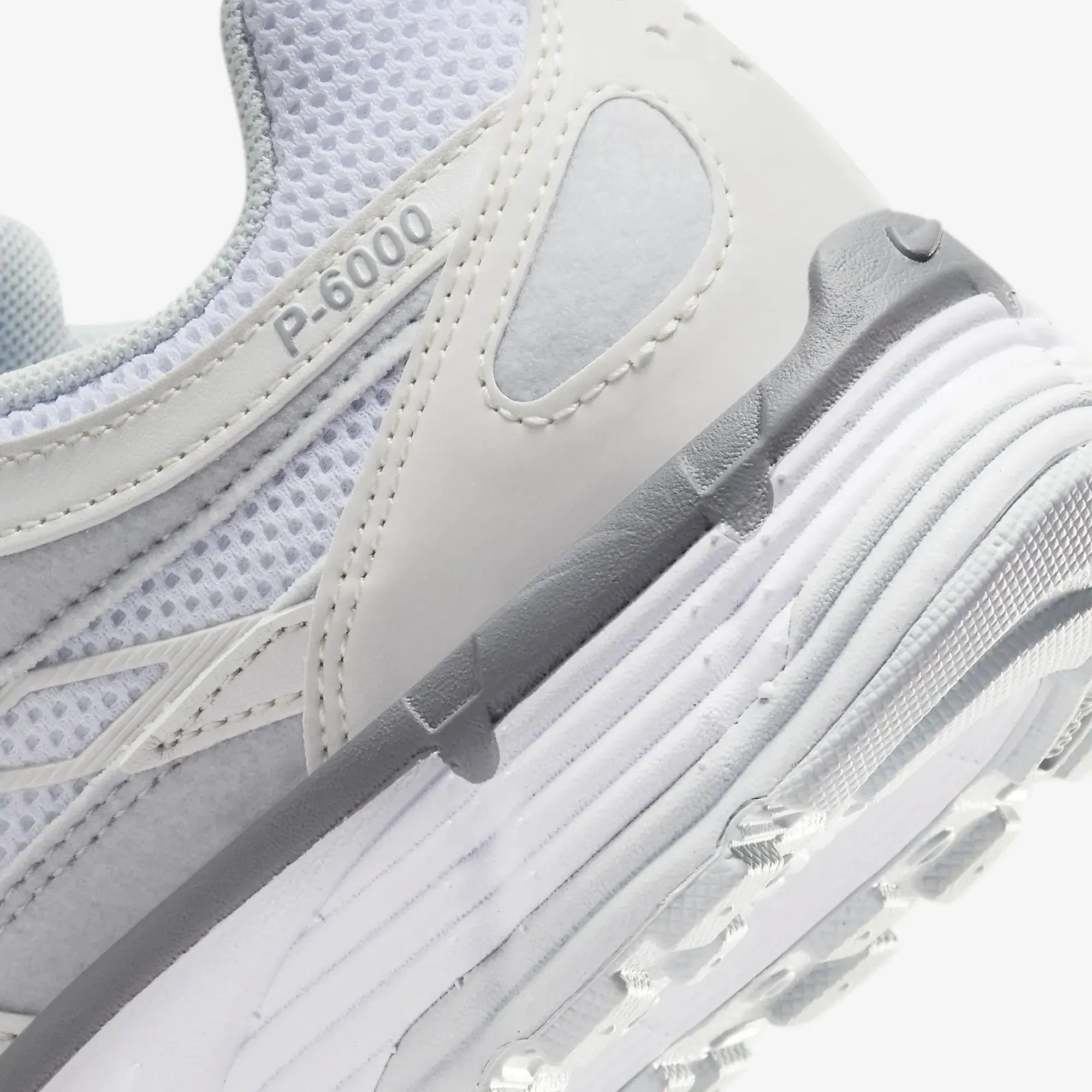 Nike P-6000 { MTLC SUMMIT WHT/WHITE-PURE PLATINUM