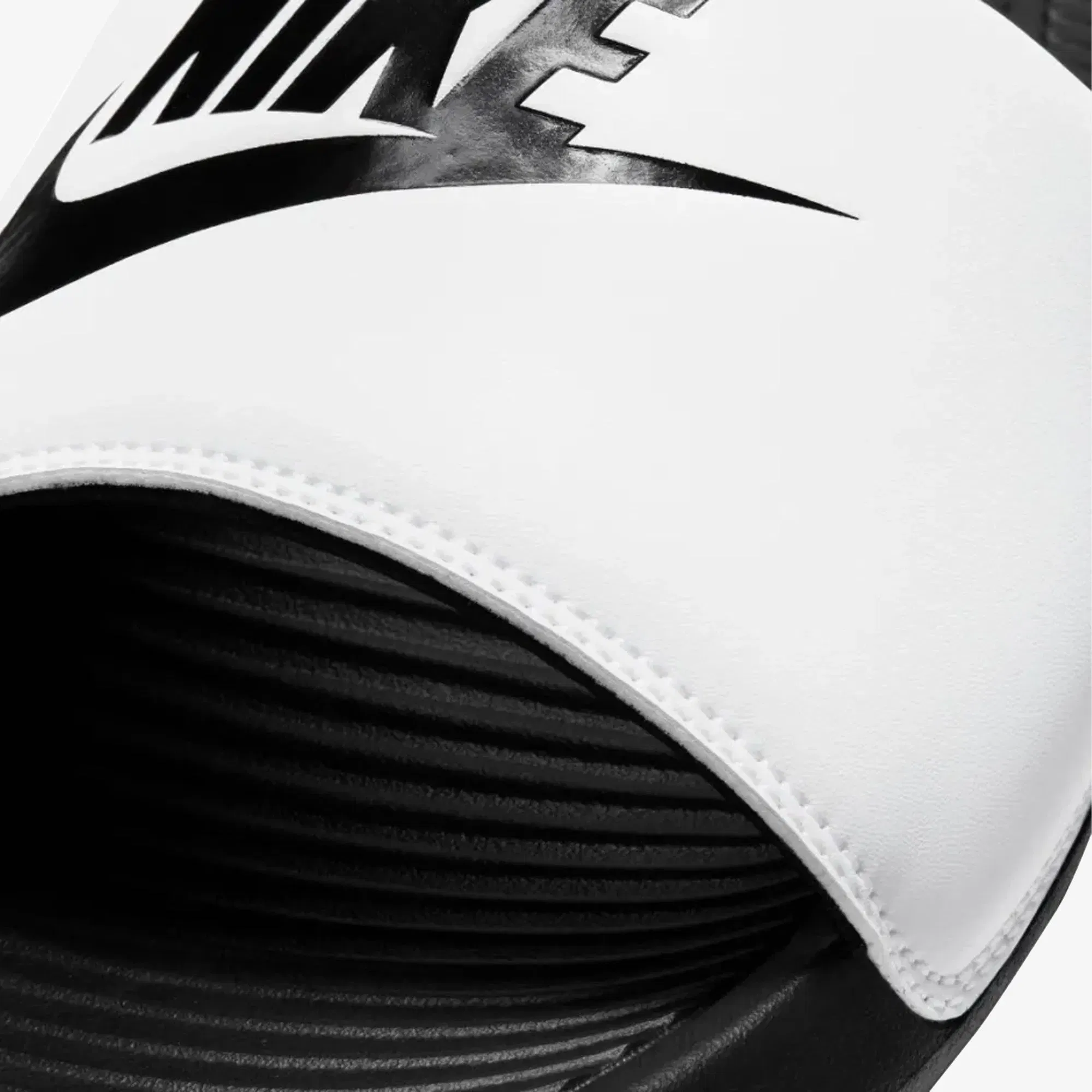 Nike VICTORI ONE { BLACK/BLACK-WHITE