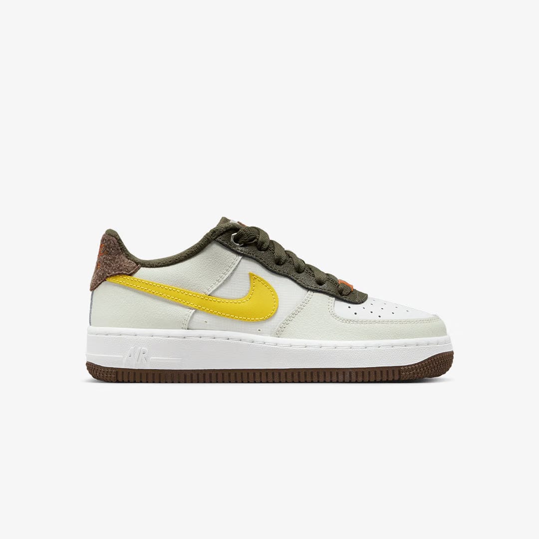 Nike AIR FORCE 1 LV8 (GS) { SUMMIT WHITE/VIVID SULFUR-SUMMIT WHITE