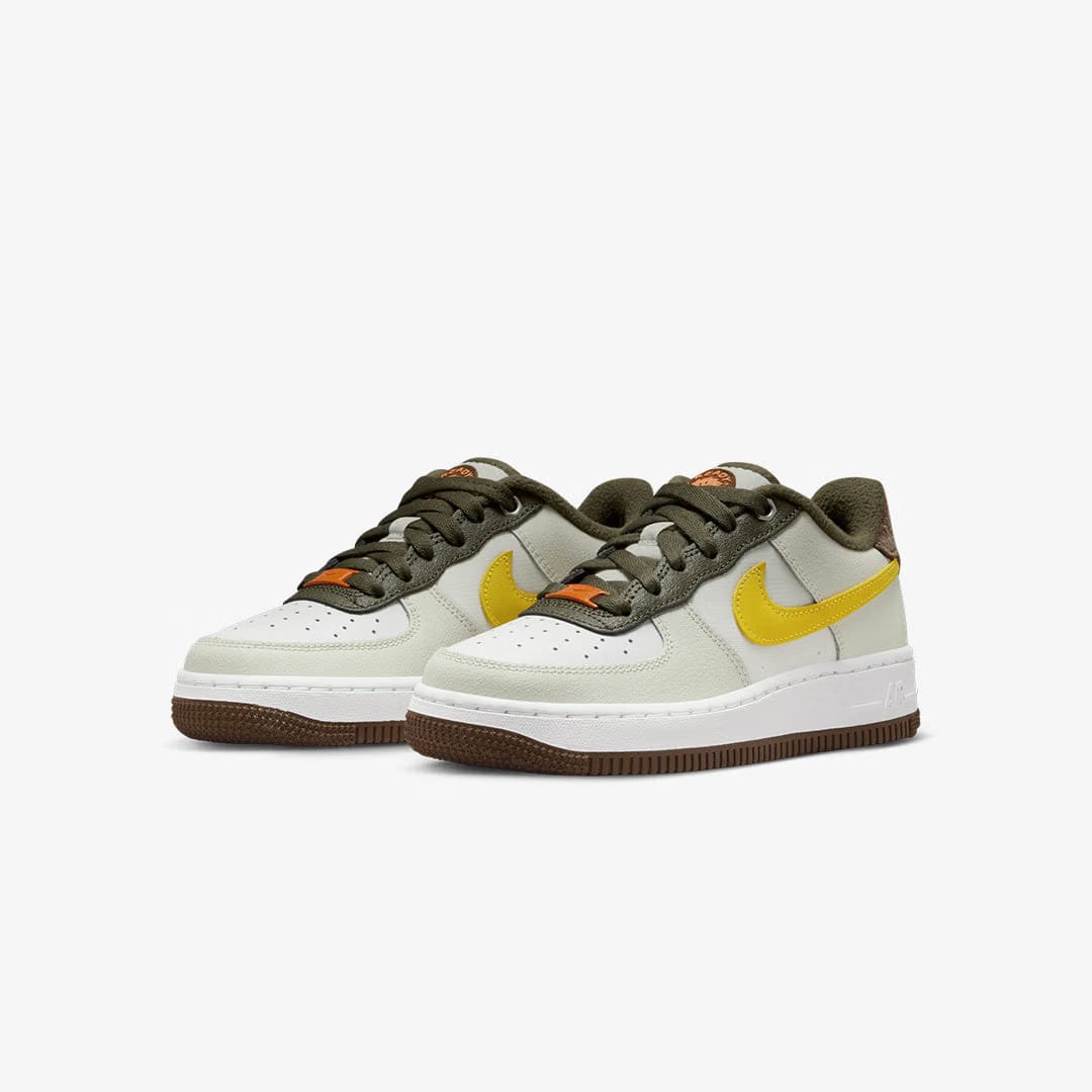 Nike AIR FORCE 1 LV8 (GS) { SUMMIT WHITE/VIVID SULFUR-SUMMIT WHITE