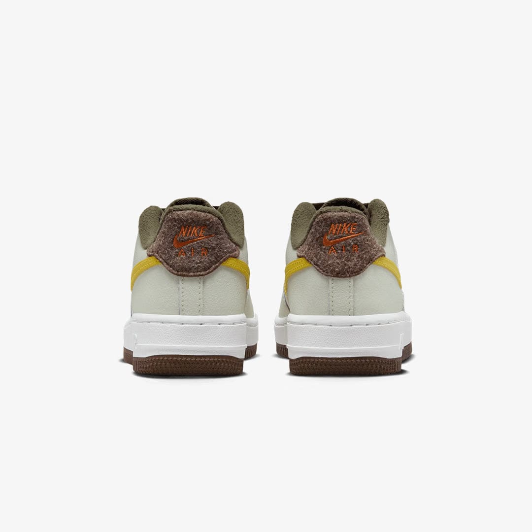 Nike AIR FORCE 1 LV8 (GS) { SUMMIT WHITE/VIVID SULFUR-SUMMIT WHITE