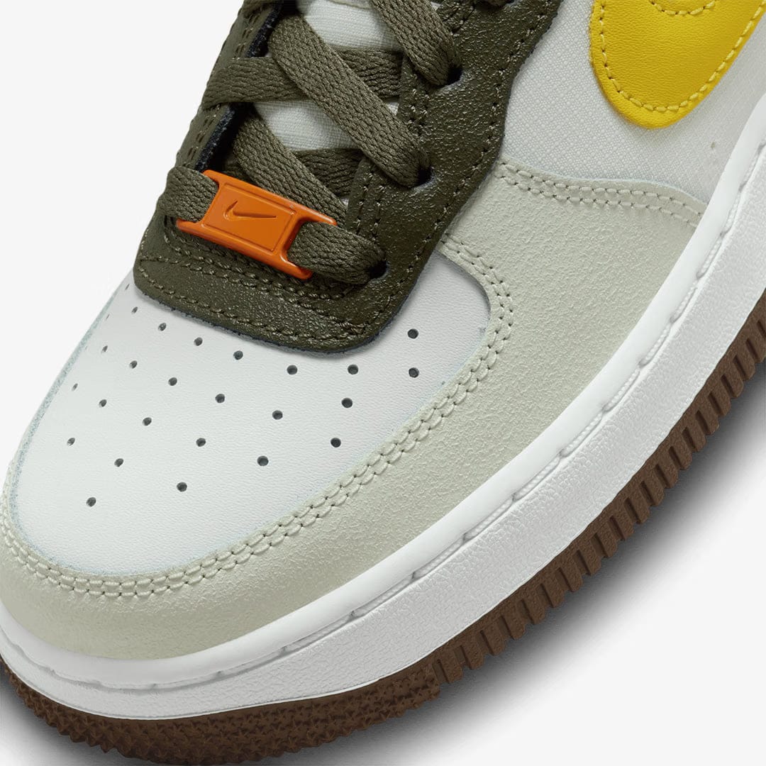 Nike AIR FORCE 1 LV8 (GS) { SUMMIT WHITE/VIVID SULFUR-SUMMIT WHITE