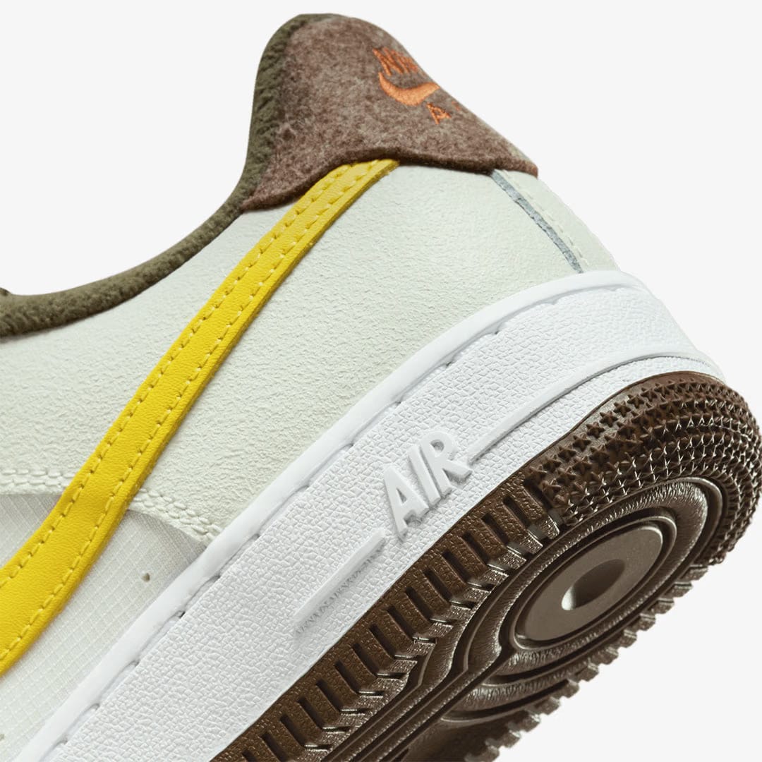 Nike AIR FORCE 1 LV8 (GS) { SUMMIT WHITE/VIVID SULFUR-SUMMIT WHITE