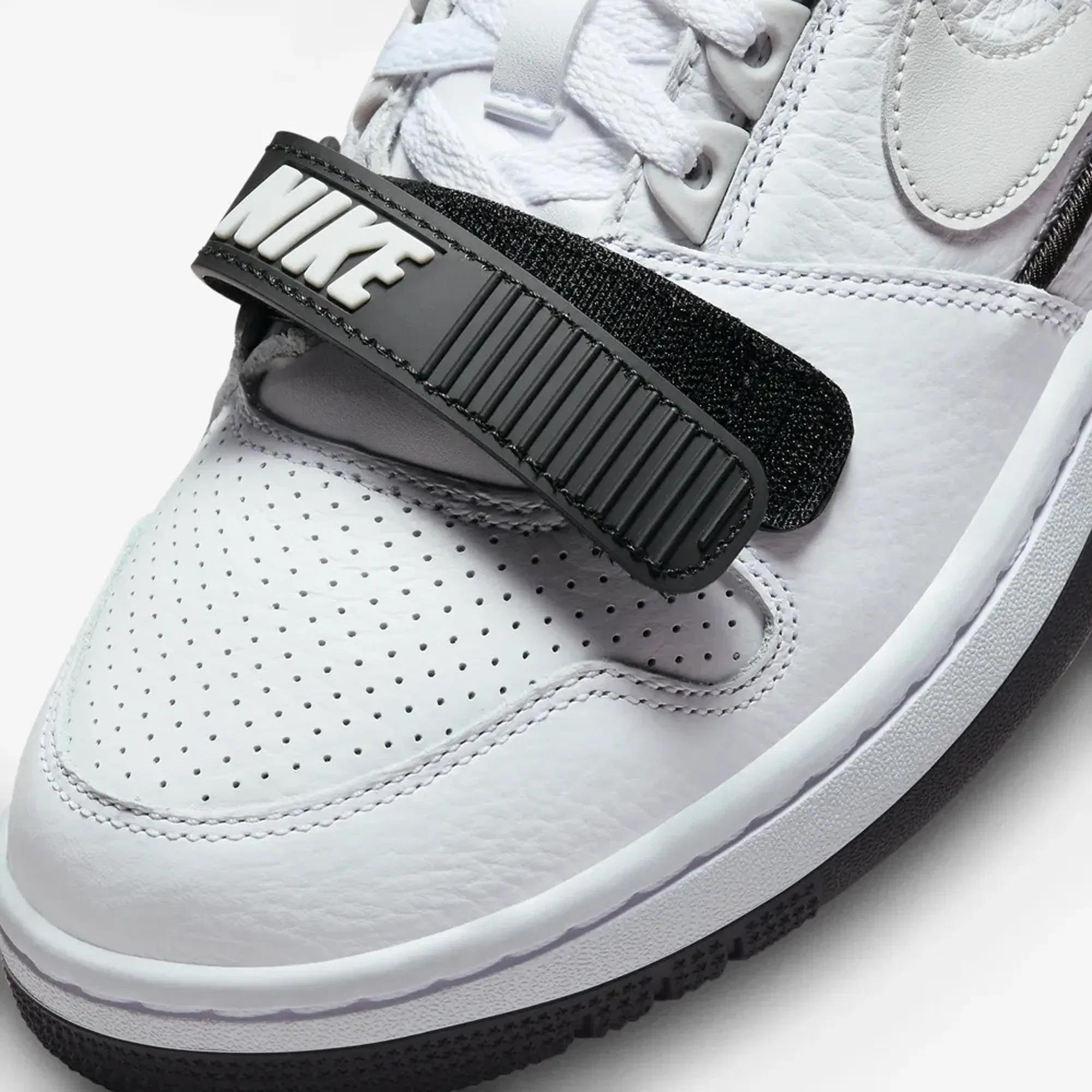 Nike AIR ALPHA FORCE 88 { WHITE/NEUTRAL GREY-BLACK-TECH GREY