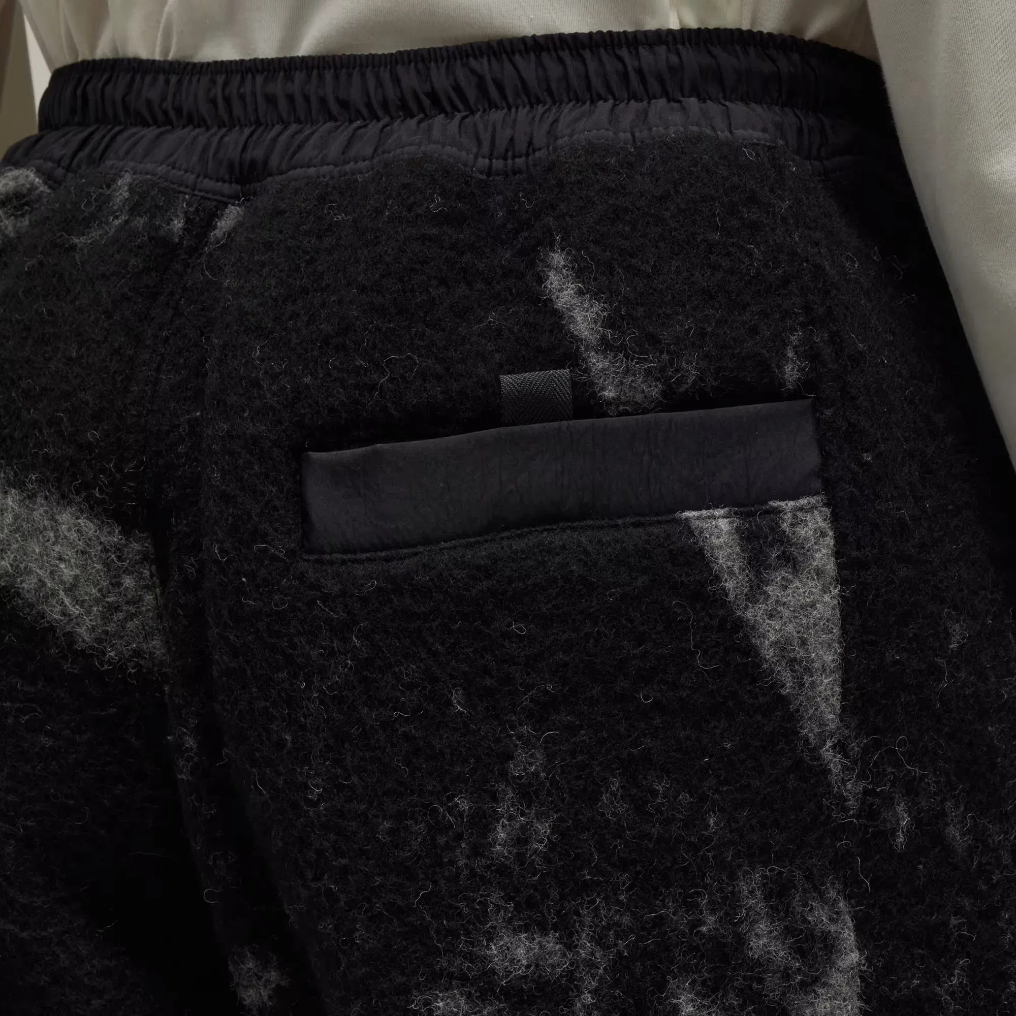 Y-3 FUZZY FLEECE SHORTS { BLACK