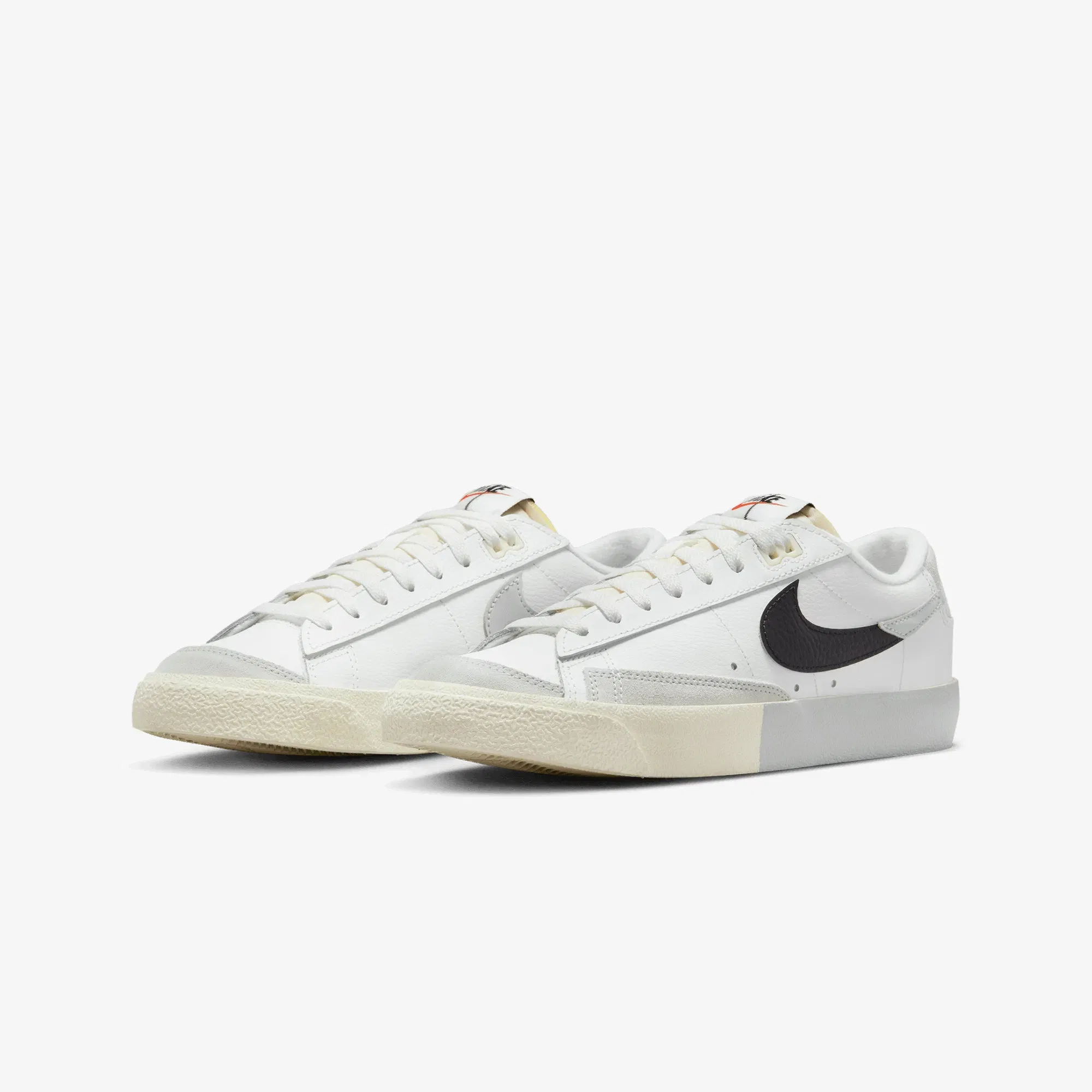 Nike BLAZER LOW '77 SE REMIX { SUMMIT WHITE/LIGHT SILVER-BLACK