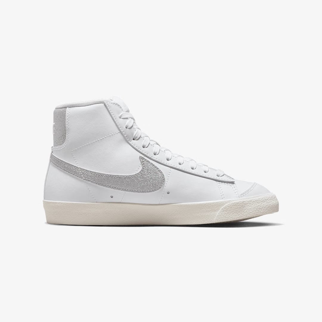 Nike BLAZER MID '77 ESS { WHITE/METALLIC SILVER