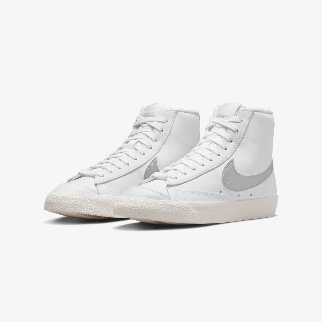 Nike BLAZER MID '77 ESS { WHITE/METALLIC SILVER